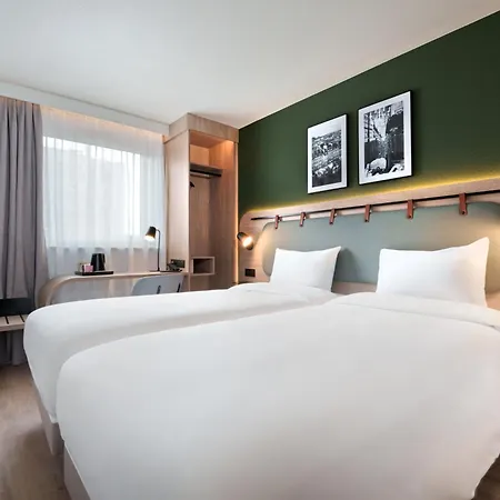 Отель Campanile Prime 19 - La