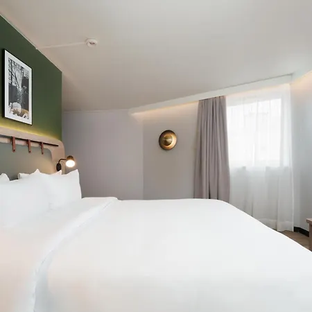 Отель Campanile Prime 19 - La