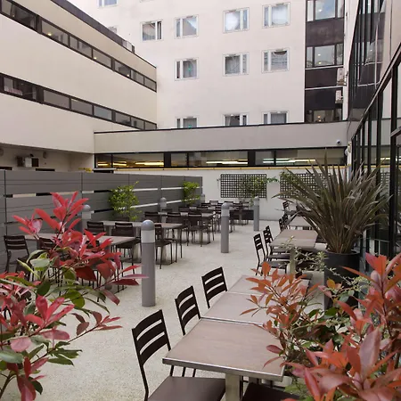 Отель Campanile Prime 19 - La